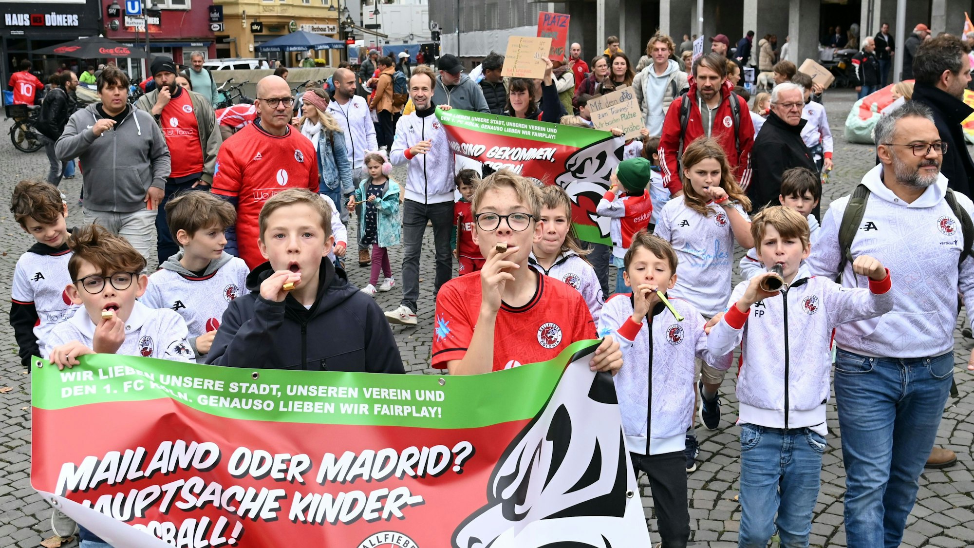 Der Amateurverein Ballfieber Colonia protestiert am Dienstag vor der Ratssitzung am Rathaus in Sorge um ihren Trainingsplatz am Fort Deckstein.