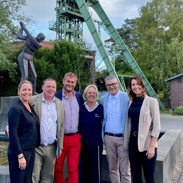 Christiane Peters, Norbert Peters, Sabina Henrich, Ralf Fritz, Manfred Zander und Daniela Zander stehen vor dem Förderturm auf dem Lüderich.