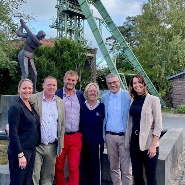 Christiane Peters, Norbert Peters, Sabina Henrich, Ralf Fritz, Manfred Zander und Daniela Zander stehen vor dem Förderturm auf dem Lüderich.