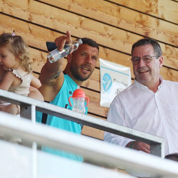 Lukas Podolski und FC-Präsident Werner Wolf im Trainingslager der Kölner im Juli 2023