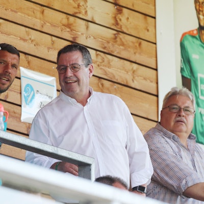 Lukas Podolski und FC-Präsident Werner Wolf im Trainingslager der Kölner im Juli 2023