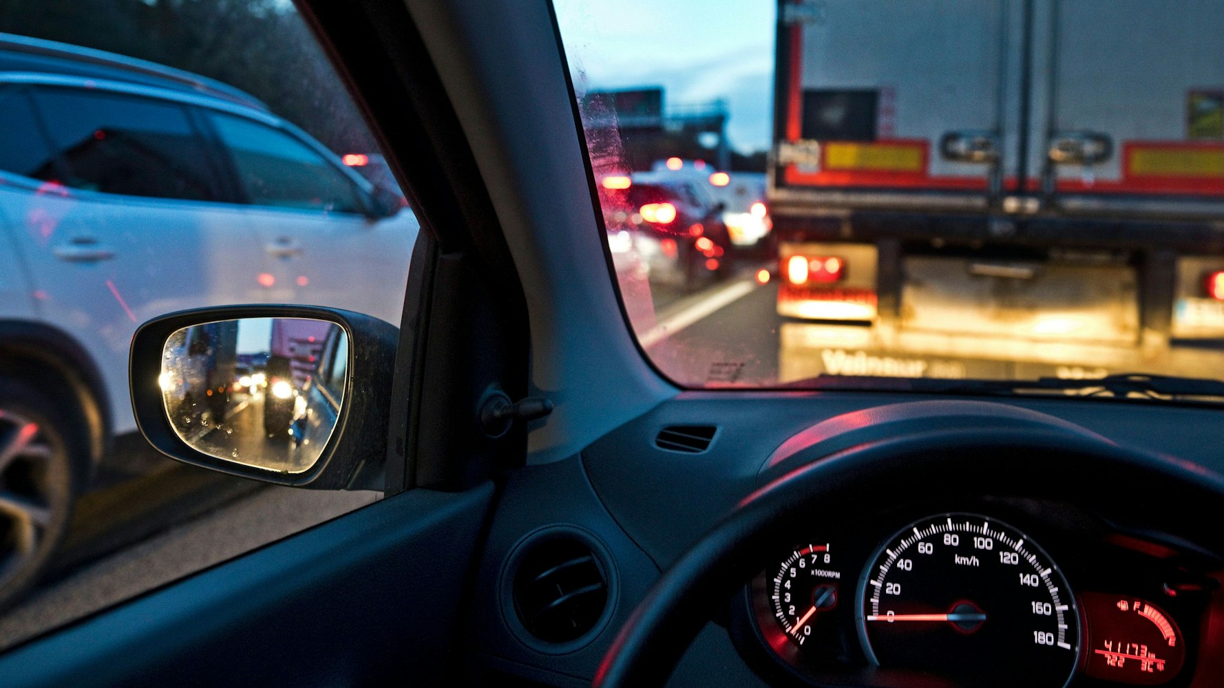 Blick aus einem Auto auf die A1 bei Wuppertal (Archivfoto).