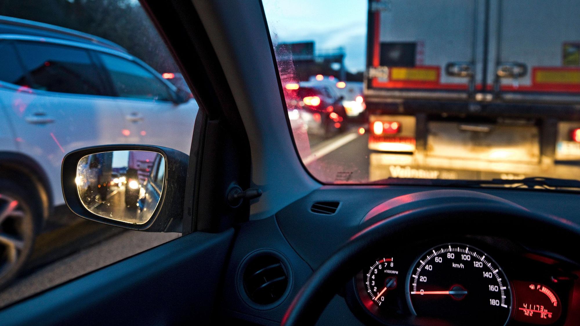 Blick aus einem Auto auf die A1 bei Wuppertal (Archivfoto).