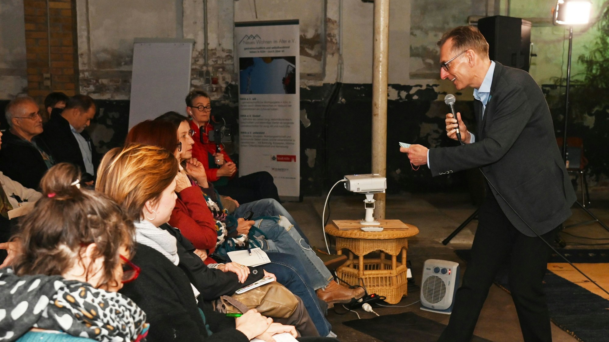 Daniel Fuhrhop vor dem Publikum im Petershof.