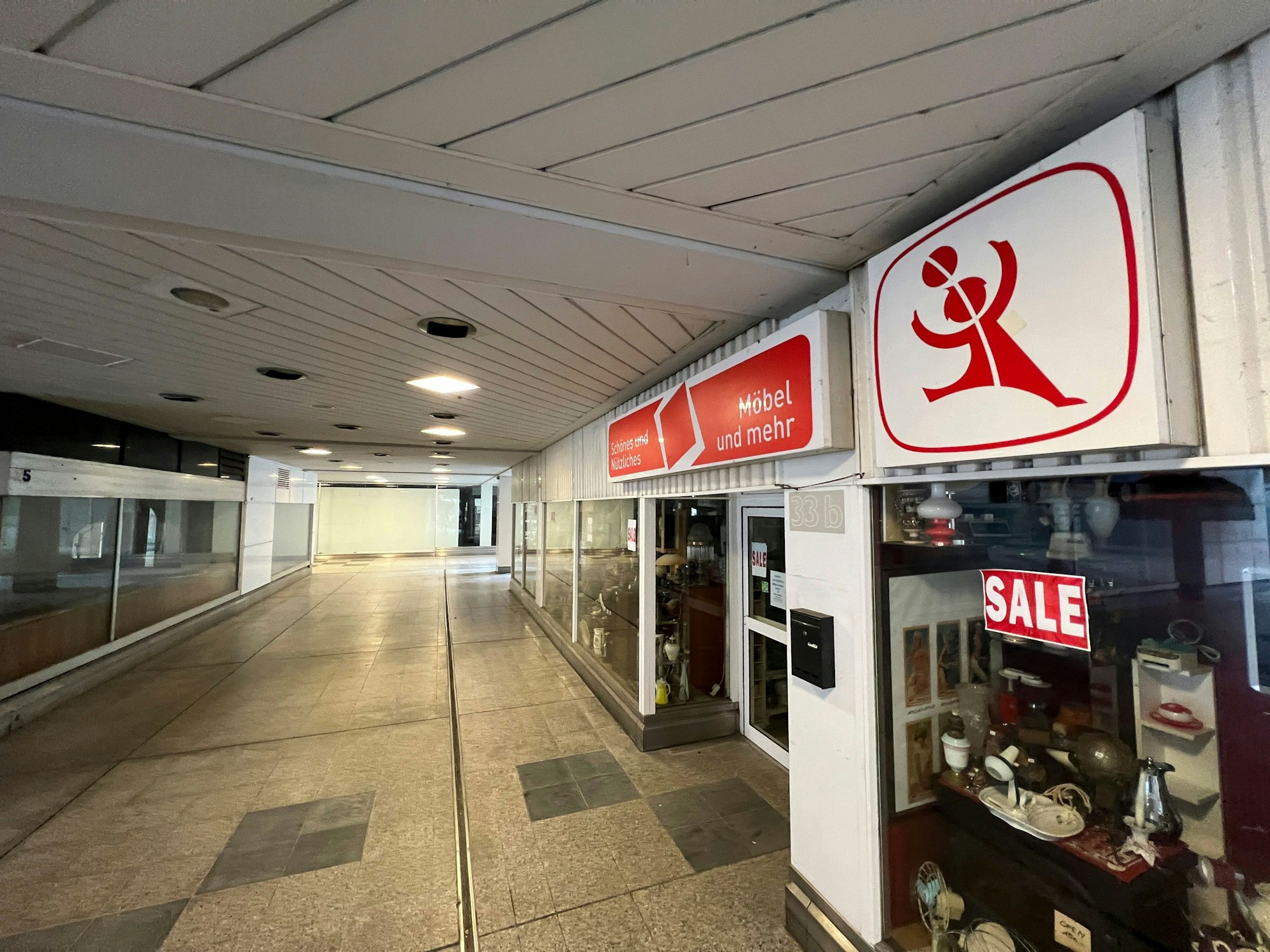 Das ehemalige Feldhaus-Spielwarengeschäft in der City C ist seit vielen Jahren ein Trödelladen. Ein altes Firmenlogo wurde nie entfernt. Foto: Ralf Krieger