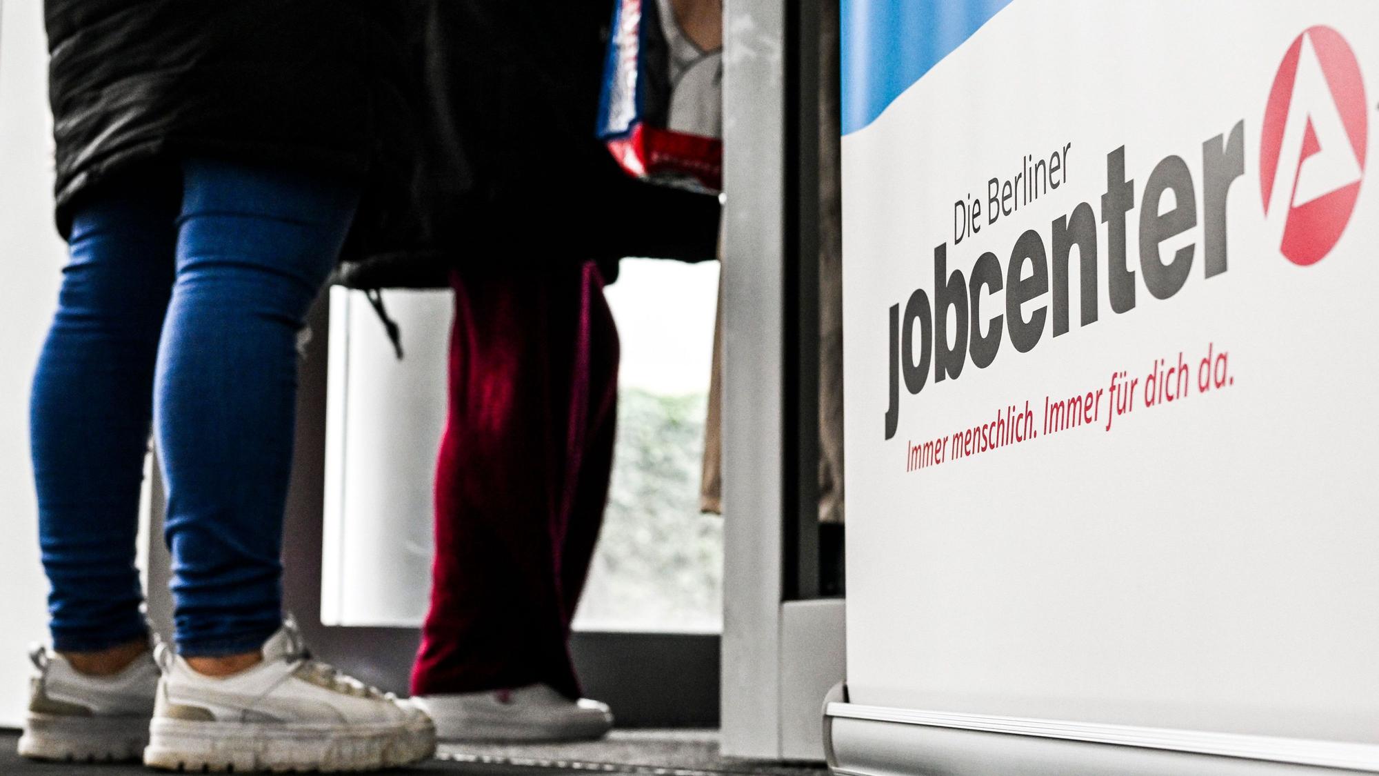Menschen stehen vor dem Jobcenter