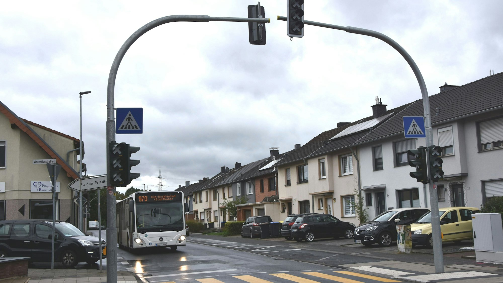 Seit Monaten steht die neue Ampel am Zebrastreifen an der Niederaußemer Straße. In Betrieb ging sie bislang nicht.