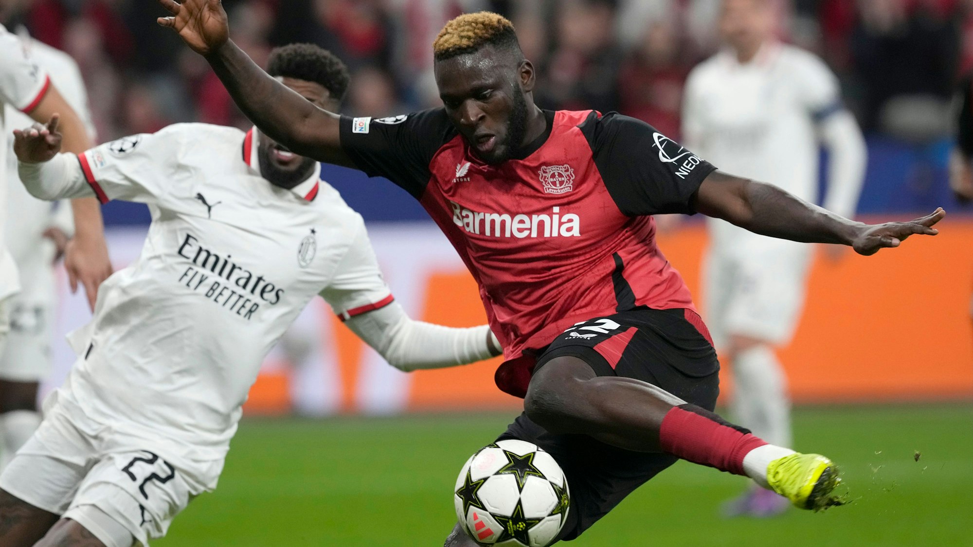 Leverkusen's Victor Boniface scores his side's opening goal during the Champions League soccer match between Bayer Leverkusen and AC Milan at the BayArena in Leverkusen, Germany, Tuesday, Oct.1, 2024. (AP Photo/Michael Probst)