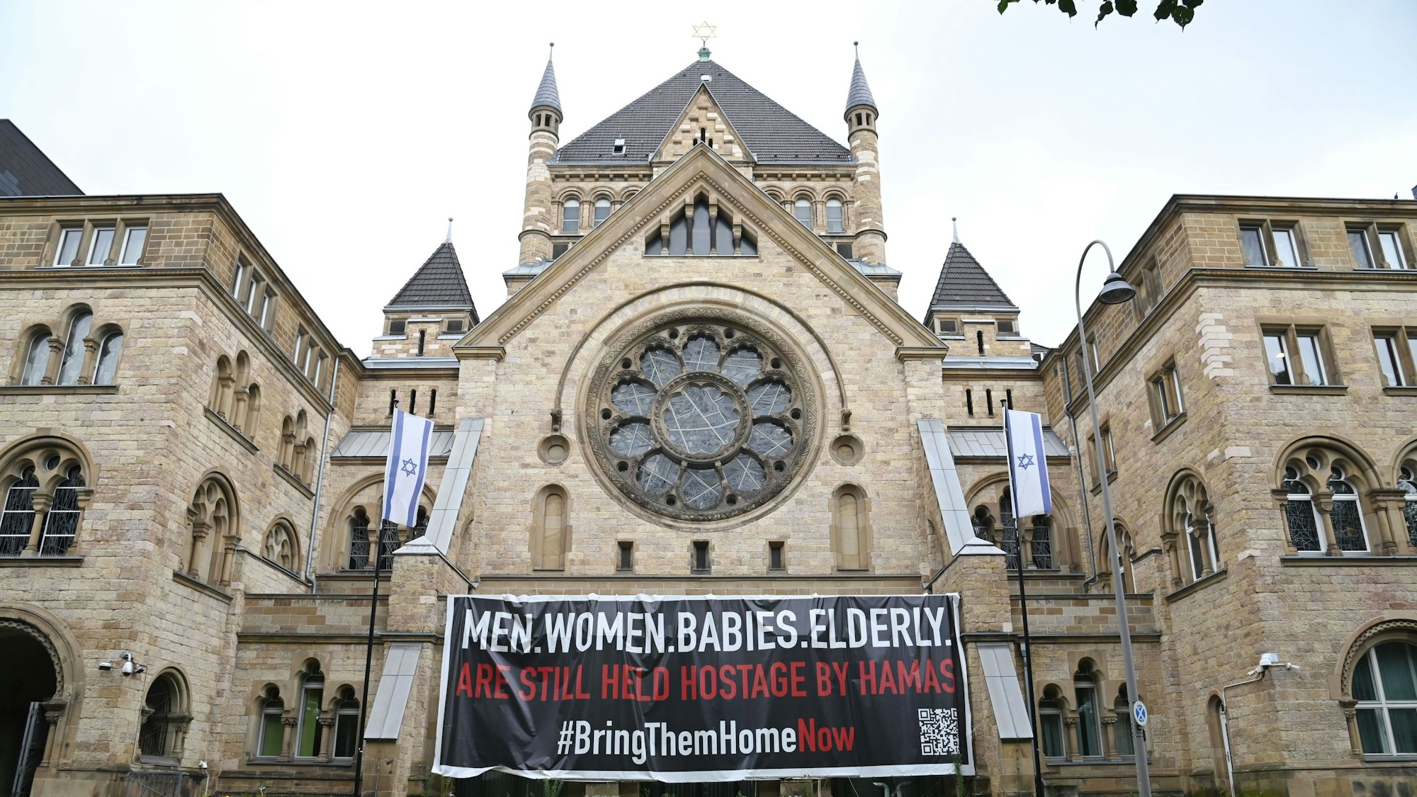 Die Synagoge in der Roonstraße. Das Plakat erinnert an den Überfall der Terrororganisation Hamas auf das Land Israel am 3. Oktober 2023. Seitdem sind zahlreiche Israelis als Geiseln gefangen. (Archivbild)