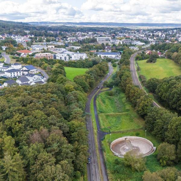 Ein Luftbild zeigt den Bereich, wo die Wasseraufbereitungsanlage entstehen könnte. Im Hintergrund ist die Stadt Mechernich zu erkennen.