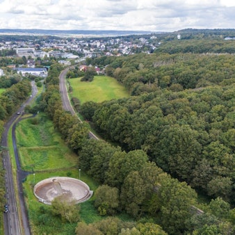 Ein Luftbild zeigt den Bereich, wo die Wasseraufbereitungsanlage entstehen könnte. Im Hintergrund ist die Stadt Mechernich zu erkennen.