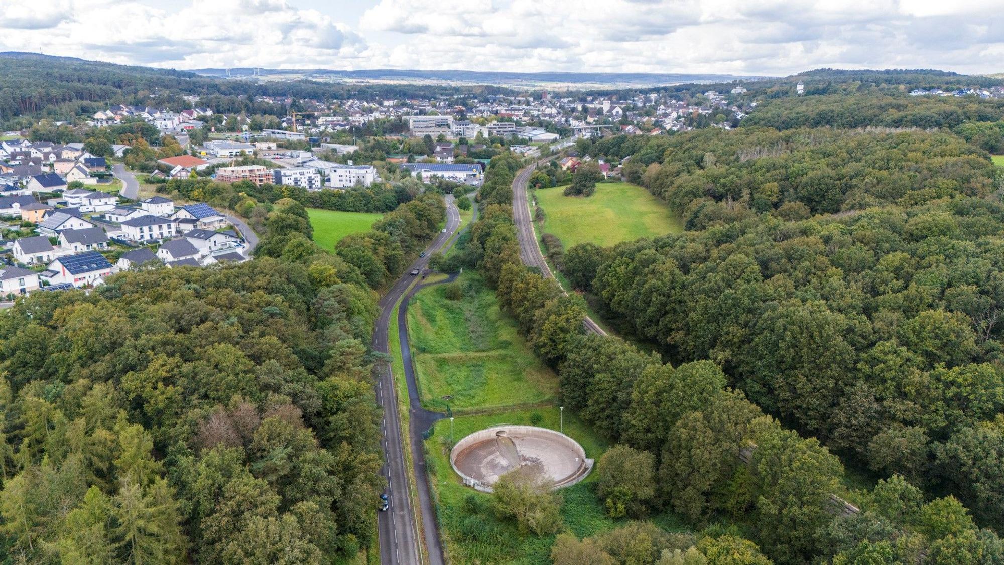 Ein Luftbild zeigt den Bereich, wo die Wasseraufbereitungsanlage entstehen könnte. Im Hintergrund ist die Stadt Mechernich zu erkennen.