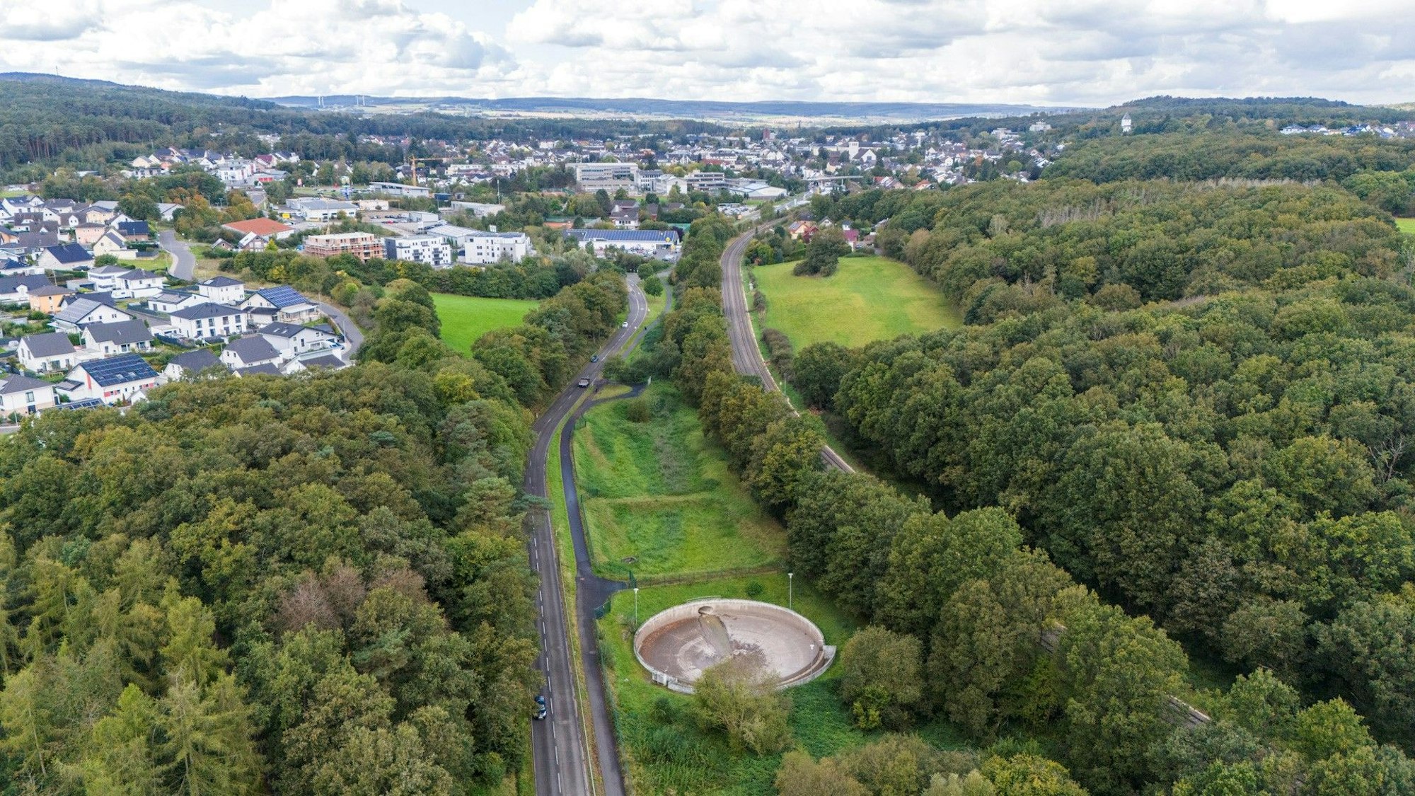 Ein Luftbild zeigt den Bereich, wo die Wasseraufbereitungsanlage entstehen könnte. Im Hintergrund ist die Stadt Mechernich zu erkennen.
