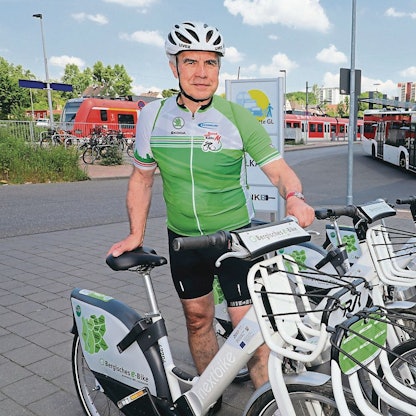 Werner Schneider leiht am der Mobilstation am Bergische Gladbacher S-Bahnhof ein „Bergisches E-Bike“ aus.