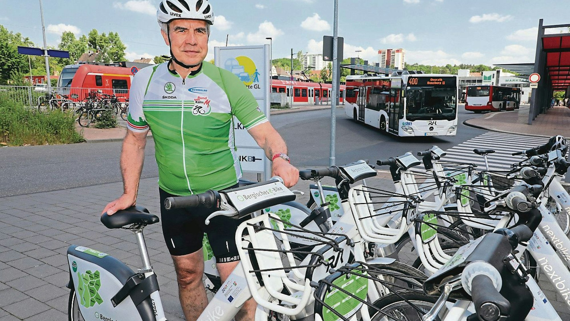 Werner Schneider leiht am der Mobilstation am Bergische Gladbacher S-Bahnhof ein „Bergisches E-Bike“ aus.