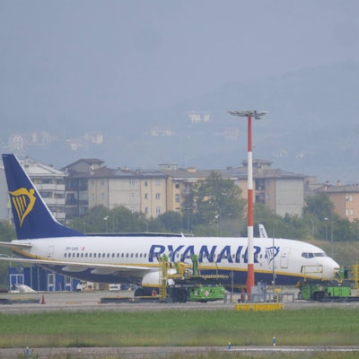 Eine Boeing 737 von Ryanair steht auf dem Rollfeld.