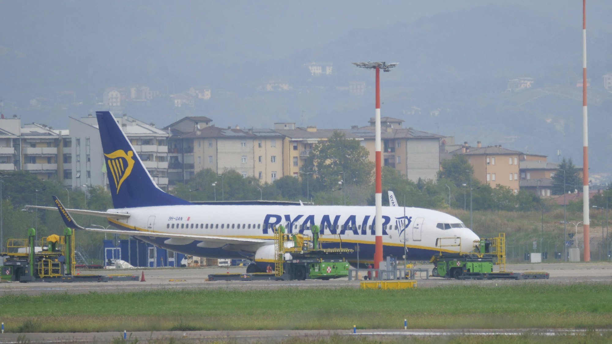 Eine Boeing 737 von Ryanair steht auf dem Rollfeld.