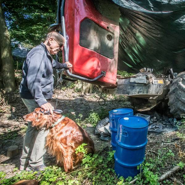 Gerald Bruchhausen besieht sich den defekten Harvester nahe dem Bürgerbuschweg.