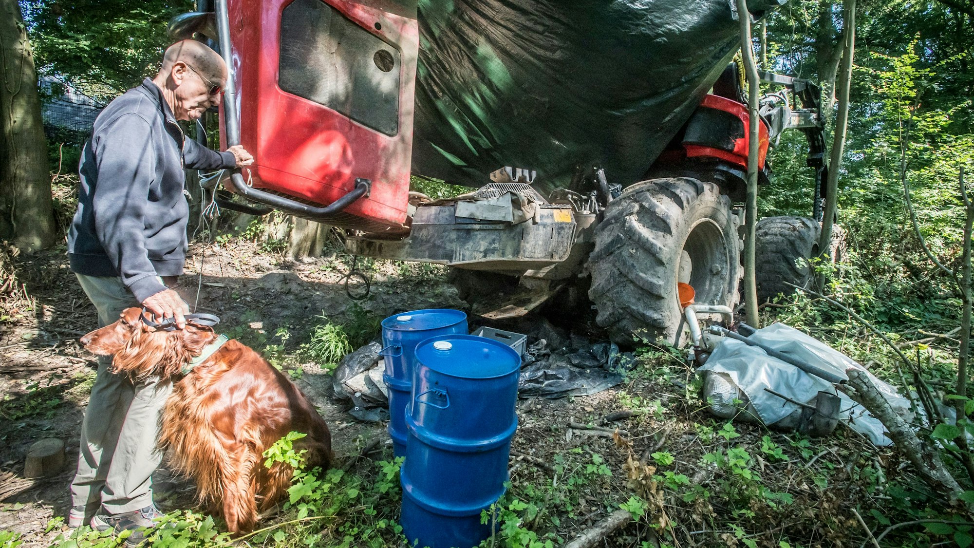 Gerald Bruchhausen besieht sich den defekten Harvester nahe dem Bürgerbuschweg.