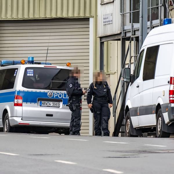 Beamte an der Leppedeponie.