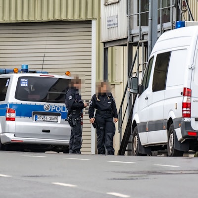Beamte an der Leppedeponie.