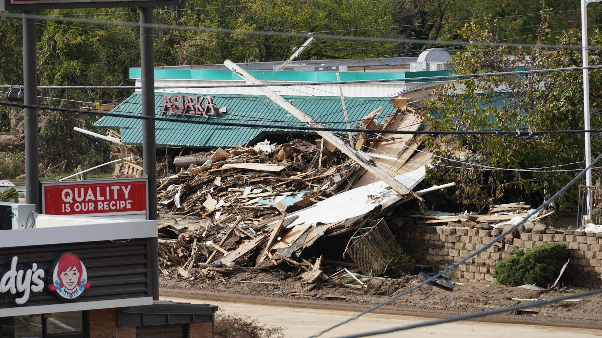 Ein zerstörtes japanisches Restaurant ist zu sehen, nachdem der Hurrikan Helene im Südosten der USA verheerende Zerstörungen angerichtet hat