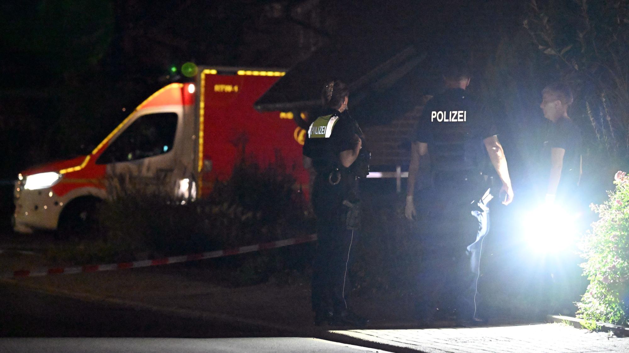 Polizisten stehen auf einer gesperrten Straße (Symbolfoto).