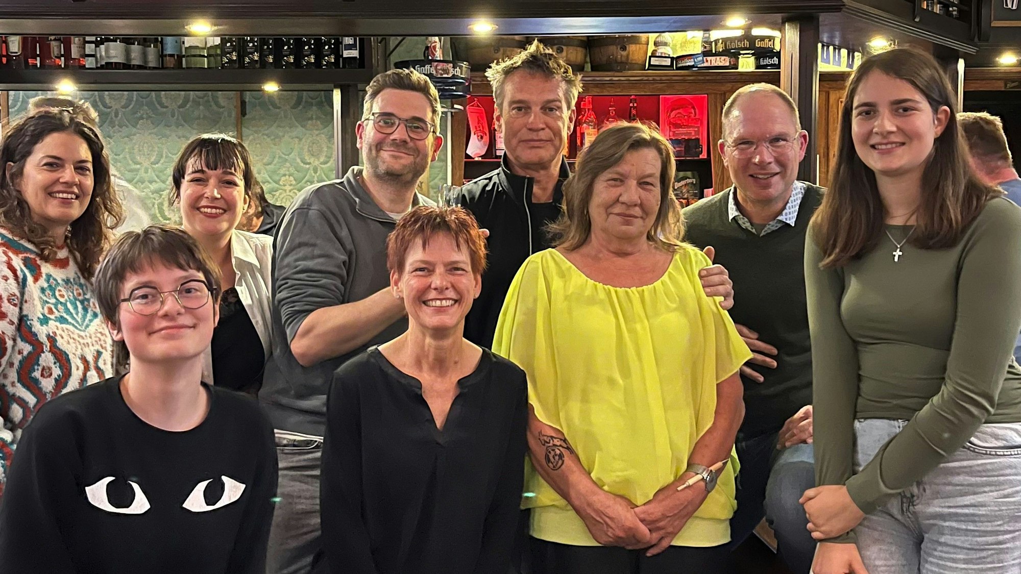 Von links nach rechts: Tatjana Kästel, Yulia Yáñez Schmidt, Lukas Piloty und Pierre Besson umgeben von vier Fans und der Wirtin Uschi Winter (Mitte)