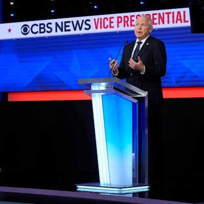 dpatopbilder - 01.10.2024, USA, New York: Der republikanische Vizepräsidentschaftskandidat Senator J.D. Vance und der demokratische Vizepräsidentschaftskandidat Tim Walz nehmen an der Vizepräsidentschaftsdebatte teil, die von CBS News veranstaltet wird. Foto: Matt Rourke/AP/dpa +++ dpa-Bildfunk +++