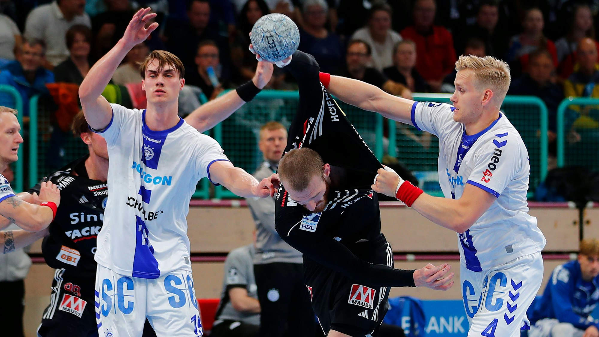 Bei einer Abwehraktion zieht Gummersbachs Ellidi Vidarsson am Trikot des Eelangers Antonis Metzner.