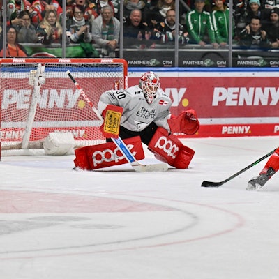 DEL Augsburger Panther - Kölner Haie 29.09.2024 Mirko PANTKOWSKI KEC 30 kann in dieser Szene den Treffer von Jason BAST Augsburger Panther 45 nicht verhindern / Siegtreffer / DEL: Augsburger Panther - Kölner Haie, Curt Frenzel Stadion am 29.09.2024 *** DEL Augsburger Panther Kölner Haie 29 09 2024 Mirko PANTKOWSKI KEC 30 cannot prevent Jason BAST Augsburger Panther 45 from scoring in this scene Winning goal DEL Augsburger Panther Kölner Haie, Curt Frenzel Stadion on 29 09 2024 Copyright: xBEAUTIFULxSPORTS/Goldbergx