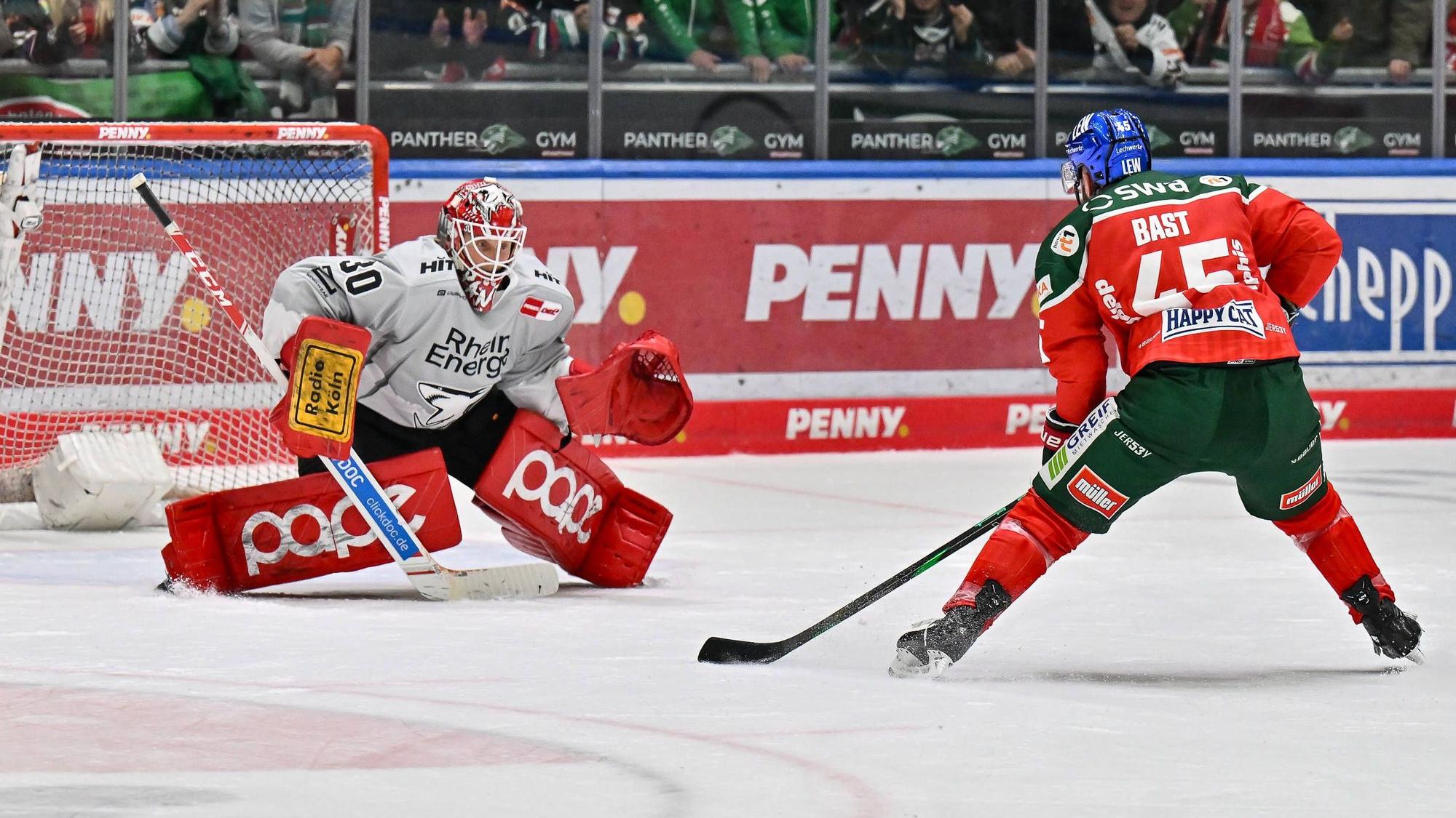 DEL Augsburger Panther - Kölner Haie 29.09.2024 Mirko PANTKOWSKI KEC 30 kann in dieser Szene den Treffer von Jason BAST Augsburger Panther 45 nicht verhindern / Siegtreffer / DEL: Augsburger Panther - Kölner Haie, Curt Frenzel Stadion am 29.09.2024 *** DEL Augsburger Panther Kölner Haie 29 09 2024 Mirko PANTKOWSKI KEC 30 cannot prevent Jason BAST Augsburger Panther 45 from scoring in this scene Winning goal DEL Augsburger Panther Kölner Haie, Curt Frenzel Stadion on 29 09 2024 Copyright: xBEAUTIFULxSPORTS/Goldbergx