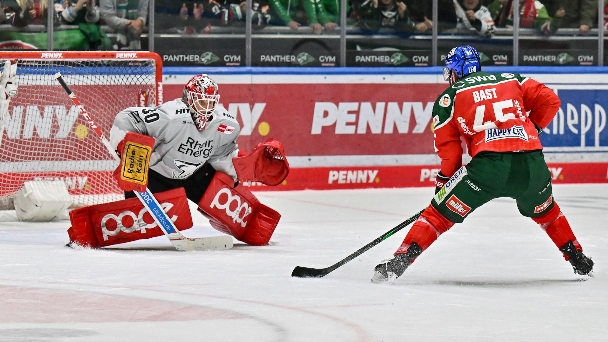 DEL Augsburger Panther - Kölner Haie 29.09.2024 Mirko PANTKOWSKI KEC 30 kann in dieser Szene den Treffer von Jason BAST Augsburger Panther 45 nicht verhindern / Siegtreffer / DEL: Augsburger Panther - Kölner Haie, Curt Frenzel Stadion am 29.09.2024 *** DEL Augsburger Panther Kölner Haie 29 09 2024 Mirko PANTKOWSKI KEC 30 cannot prevent Jason BAST Augsburger Panther 45 from scoring in this scene Winning goal DEL Augsburger Panther Kölner Haie, Curt Frenzel Stadion on 29 09 2024 Copyright: xBEAUTIFULxSPORTS/Goldbergx