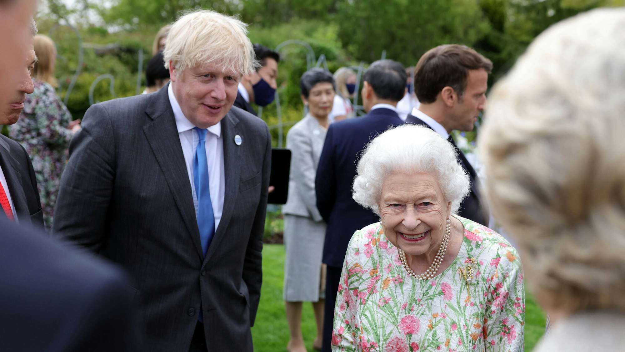 Boris Johnson an der Seite von Königin Elizabeth II. während eines Empfangs im Juni 2021.