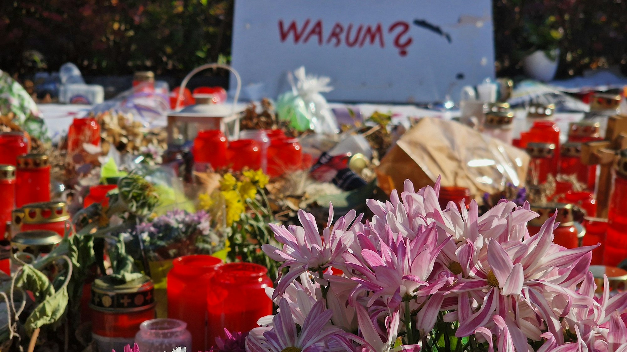 Der Fronhof in Solingen nach dem Attentat während der 650-Jahr-Feier.