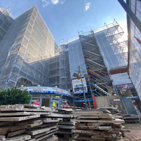 Zu sehen ist das mit einem Gerüst ungebene Ockenfels-Hochhaus.