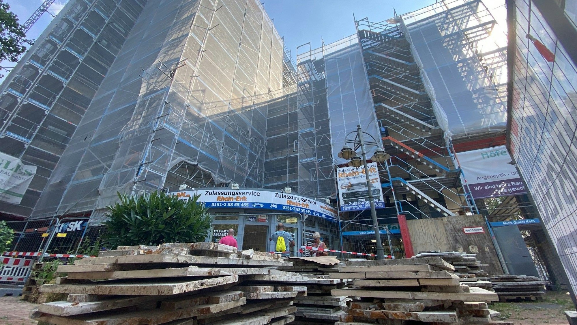 Zu sehen ist das mit einem Gerüst ungebene Ockenfels-Hochhaus.