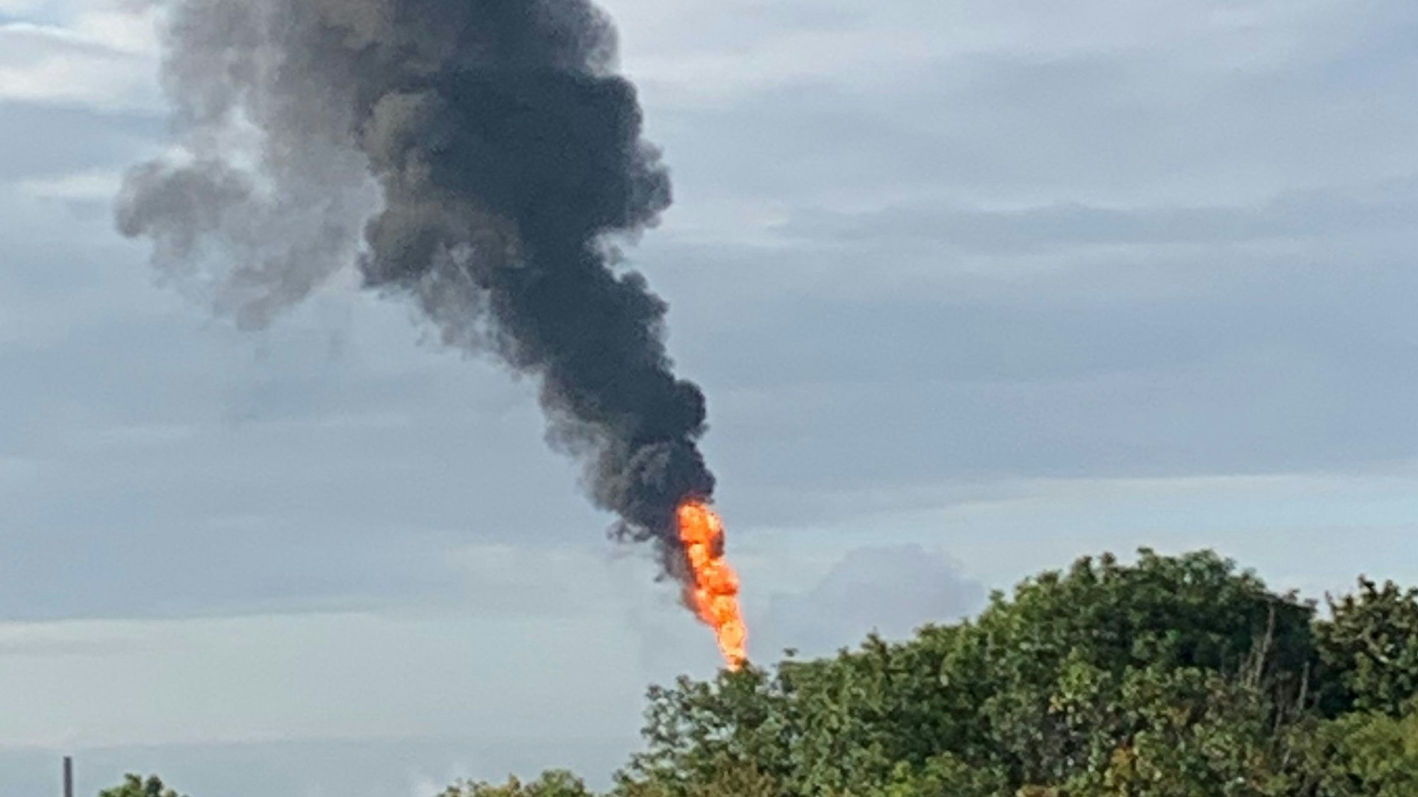 Auf dem Bild ist eine schwarze Rauchsäule zu sehen.