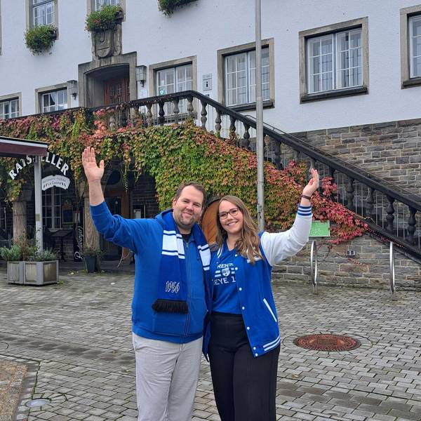 Alina und Tim Braun stehen Arm in Arm vor dem Wipperfürther Rathaus.