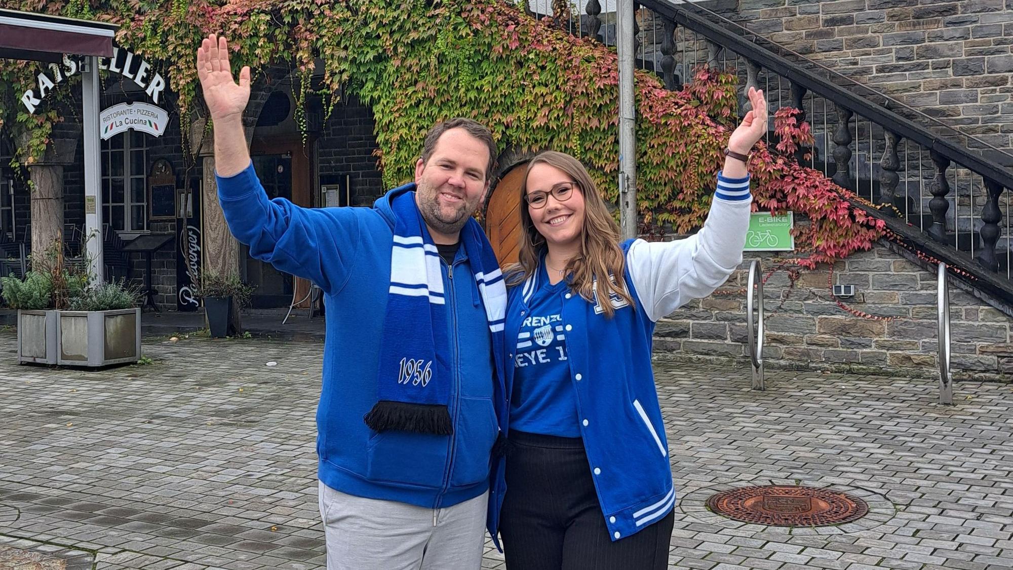 Alina und Tim Braun stehen Arm in Arm vor dem Wipperfürther Rathaus.