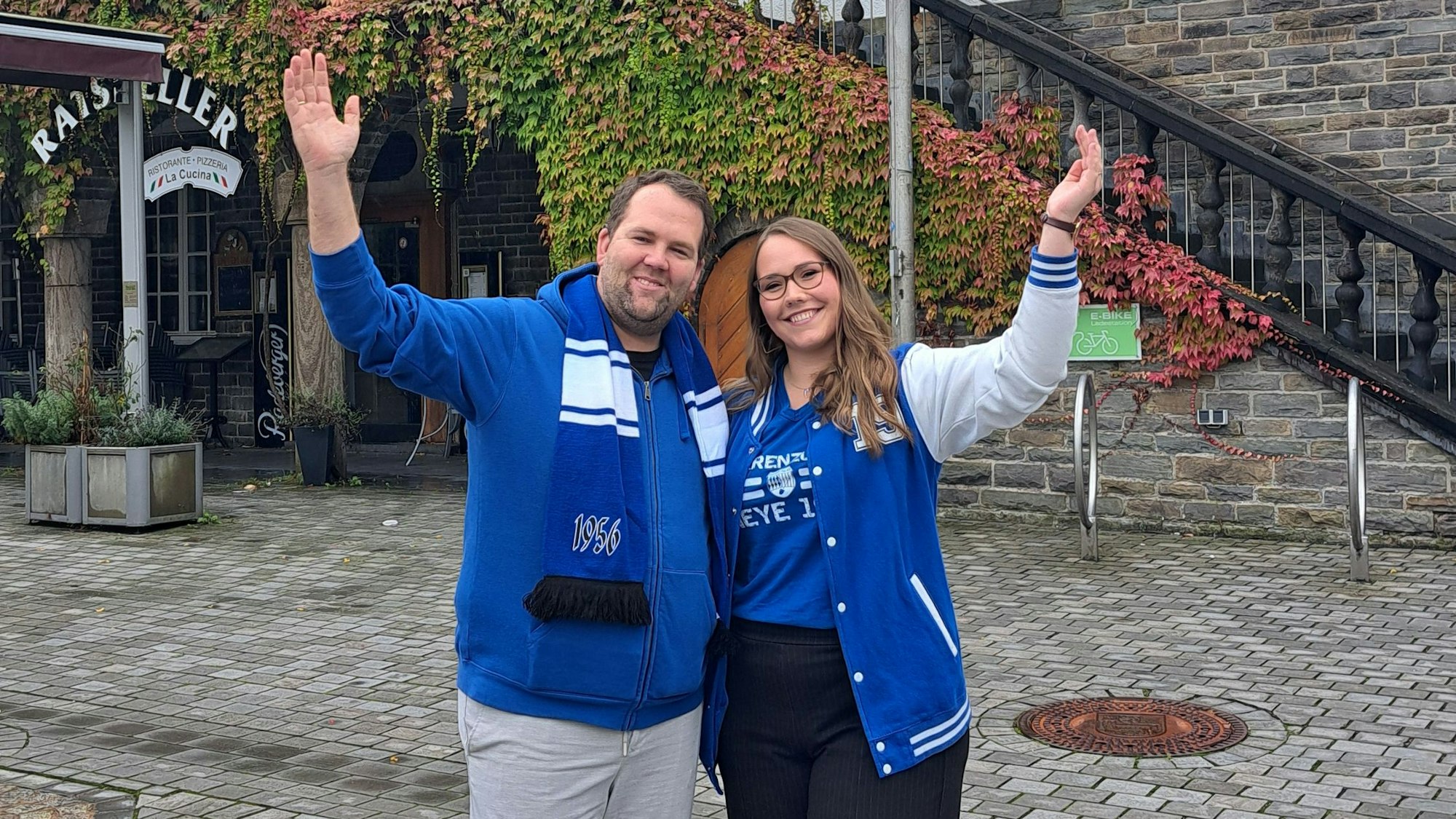 Alina und Tim Braun stehen Arm in Arm vor dem Wipperfürther Rathaus.