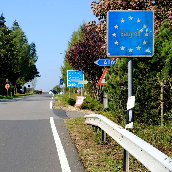 Am Grenzübergang Hergersberg bei Losheim weisen blaue Schilder mit der Aufschrift Belgien auf den Grenzverlauf hin.