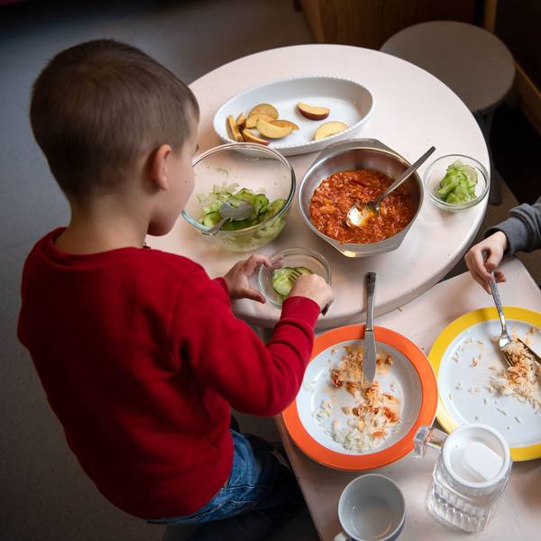 Kinder essen ihr Mittagessen in einer Kita