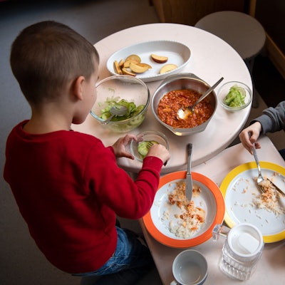 Kinder essen ihr Mittagessen in einer Kita