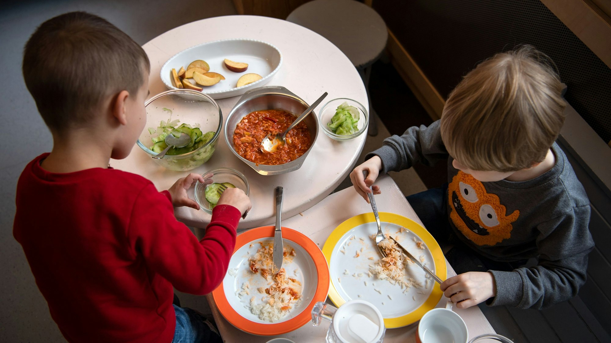 Kinder essen ihr Mittagessen in einer Kita