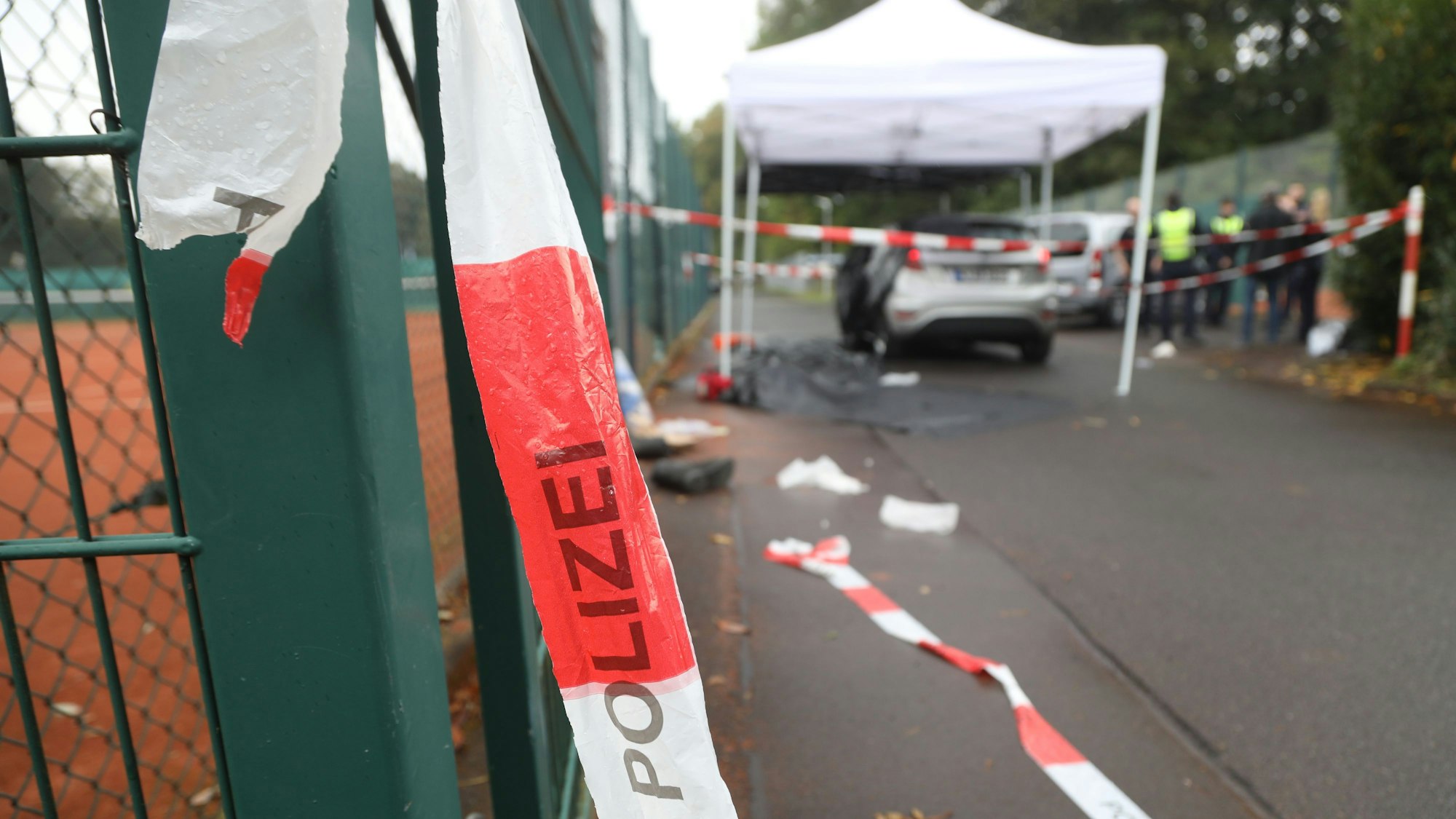 Die Polizei wurde nach eigenen Angaben gegen 11:30 Uhr alarmiert und nahm den 28-jährigen Angreifer fest.