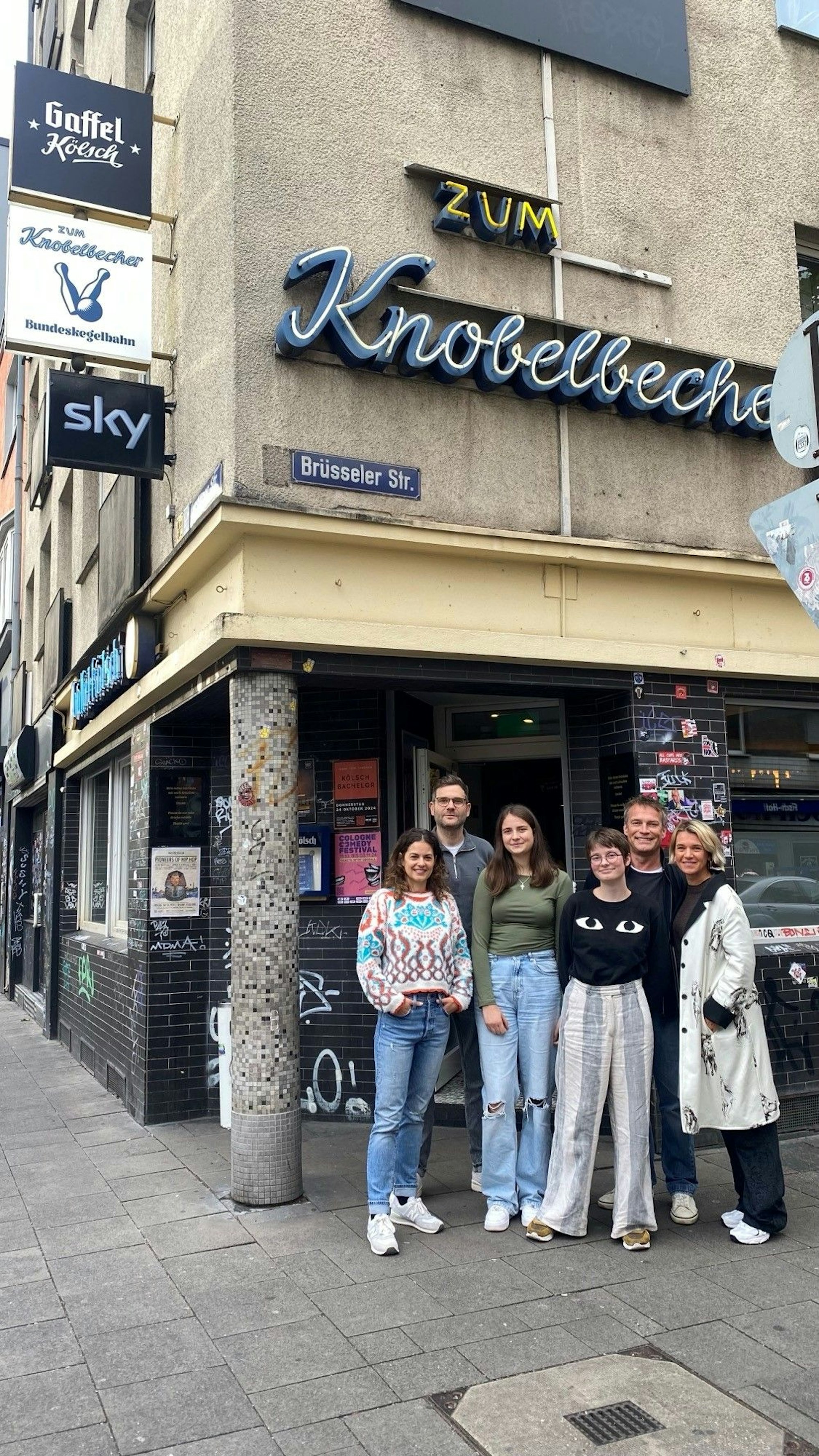 Von links nach rechts: Tatjana Kästel, Lukas Piloty, Pierre Besson und Kerstin Landsmann mit zwei Fans vor dem Knobelbecher
