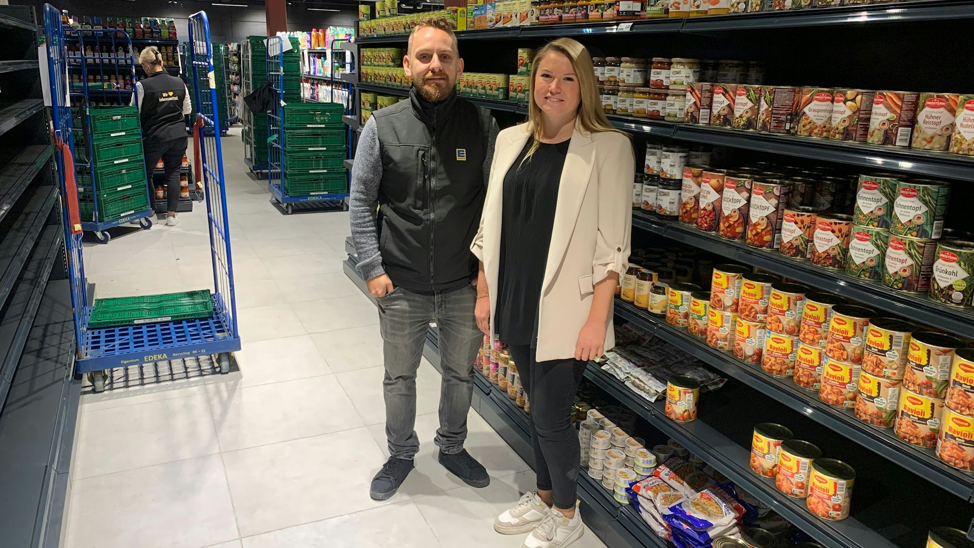Ioannis Papiotis (Marktleiter) und Laura Tholen (Bezirksleiterin Edeka Rhein-Ruhr) präsentierten schon vor der Wiedereröffnung das neue Supermarktkonzept.
