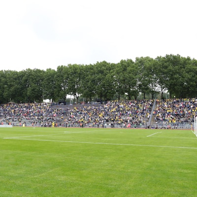 Mittwoch 02.09.2021, Saison 2021/22, Benefizspiel des BVB für die Flutopfer im Hagener Ischelandstadion, SpVg. Hagen 11 / SV Hohenlimburg 1910 - BVB 09 Borussia Dortmund, Blick auf die Gegentribüne mit Zuschauern / BVB-Fans *** Wednesday 02 09 2021, Season 2021 22, Benefit match of the BVB for the flood victims at the Ischelandstadion in Hagen, SpVg Hagen 11 SV Hohenlimburg 1910 BVB 09 Borussia Dortmund, View of the opposing stand with spectators BVB fans