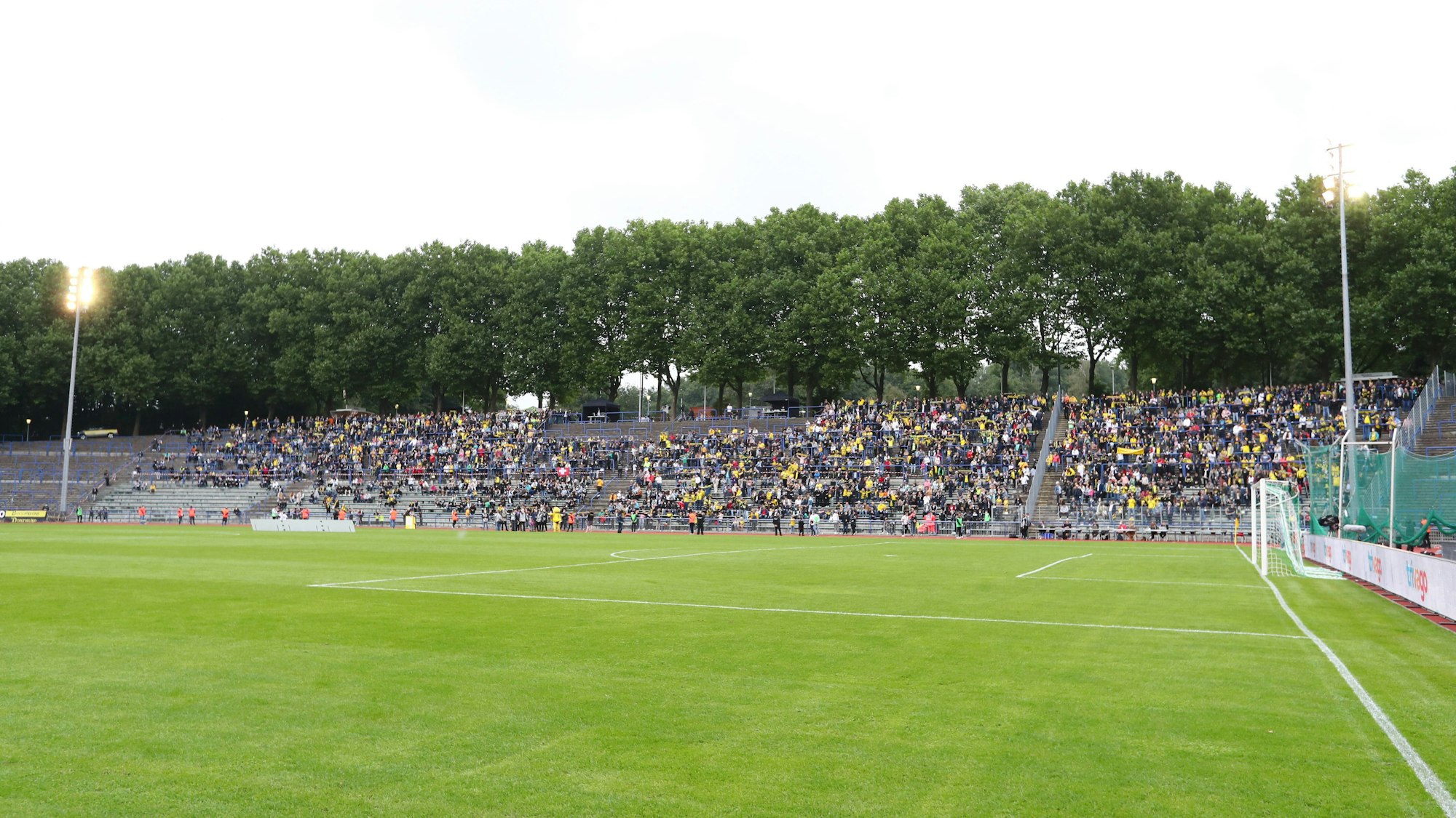 Mittwoch 02.09.2021, Saison 2021/22, Benefizspiel des BVB für die Flutopfer im Hagener Ischelandstadion, SpVg. Hagen 11 / SV Hohenlimburg 1910 - BVB 09 Borussia Dortmund, Blick auf die Gegentribüne mit Zuschauern / BVB-Fans *** Wednesday 02 09 2021, Season 2021 22, Benefit match of the BVB for the flood victims at the Ischelandstadion in Hagen, SpVg Hagen 11 SV Hohenlimburg 1910 BVB 09 Borussia Dortmund, View of the opposing stand with spectators BVB fans
